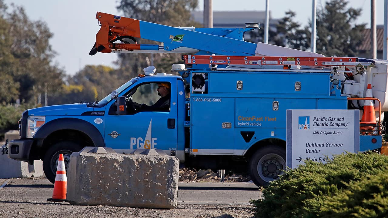 Photo of a PG&E truck in Oakland