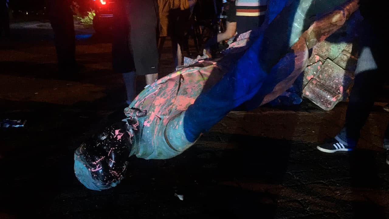 Photo of a toppled Jefferson Davis statue